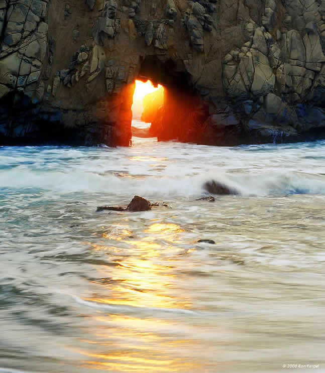 Vivid Care; opening in rots waardoor zonlicht op water valt